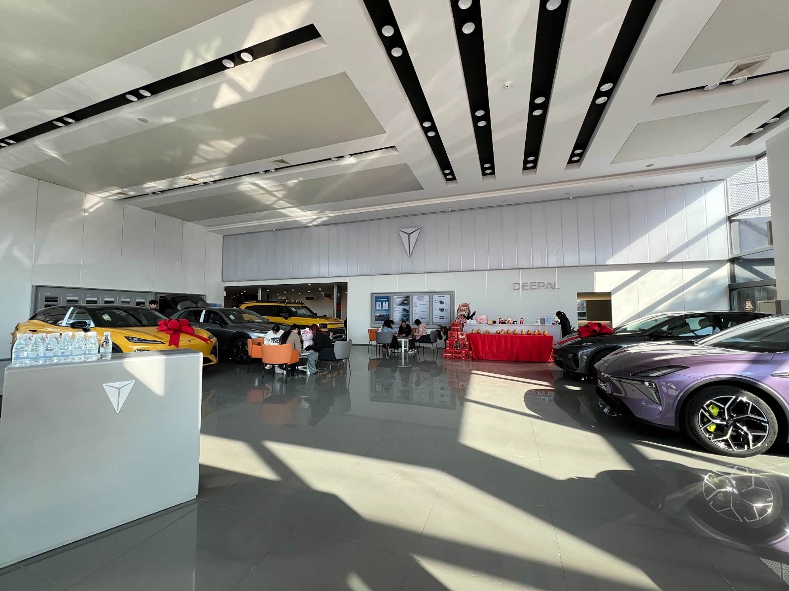 新车展示区