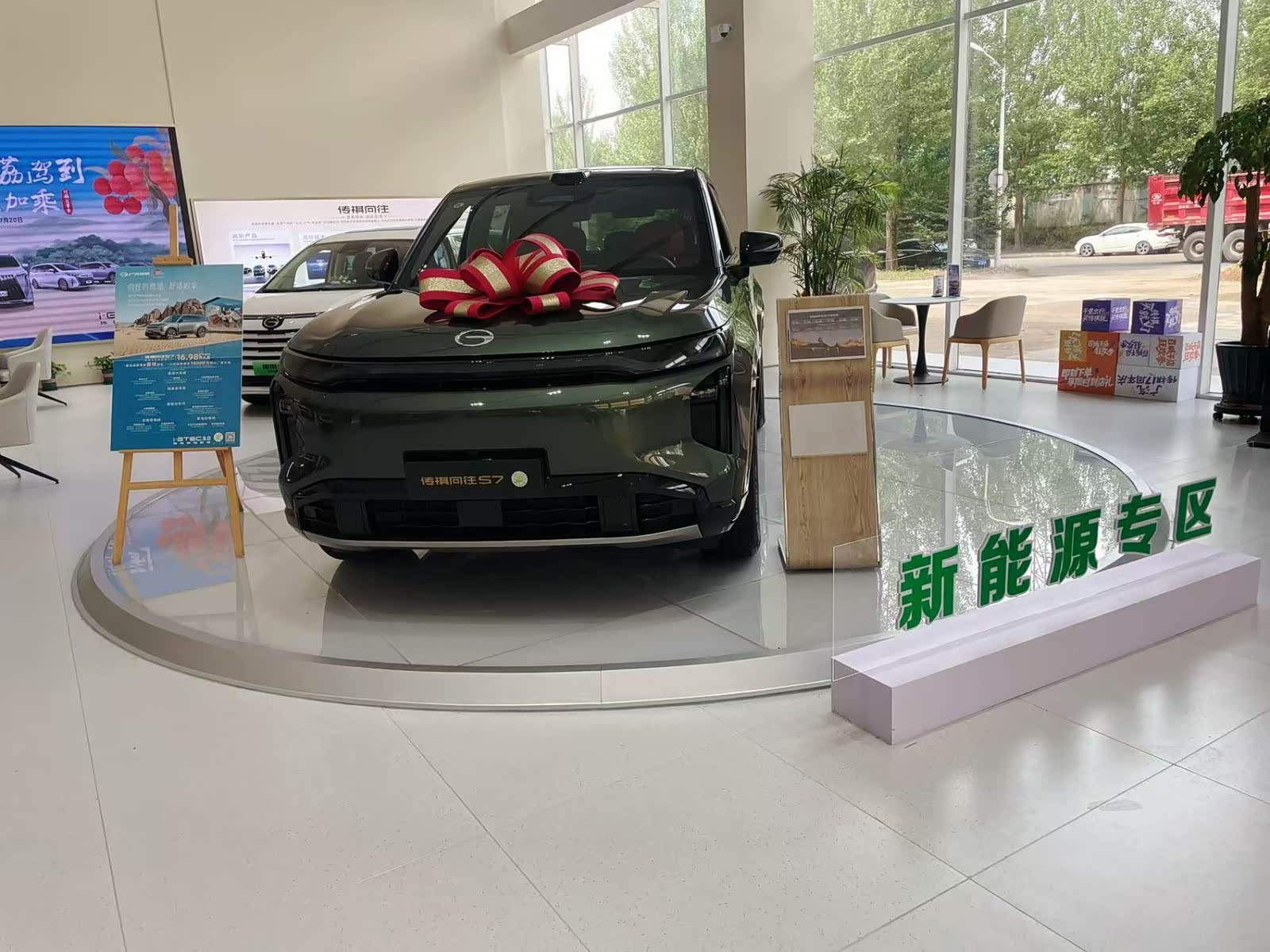 新车展示区