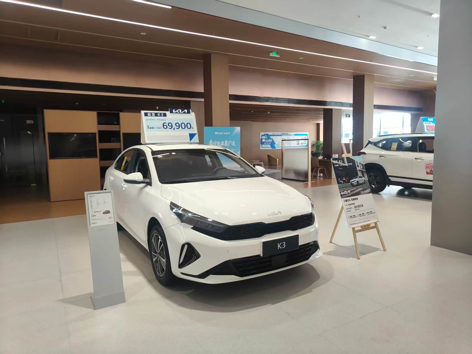 新车展示区