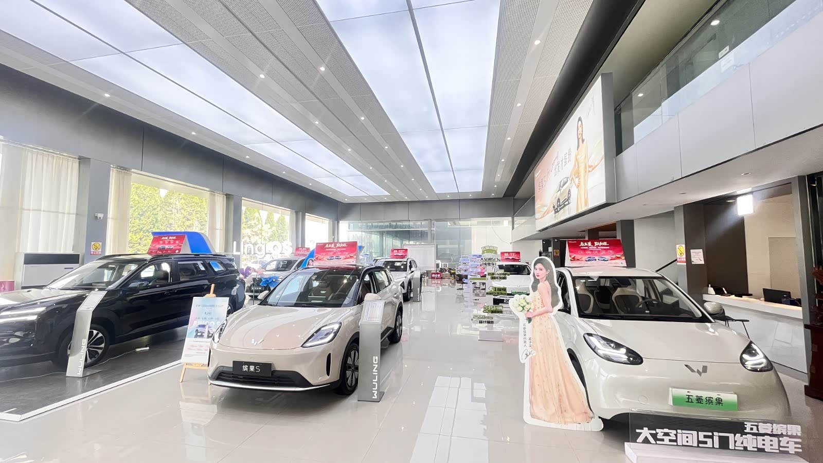 新车展示区
