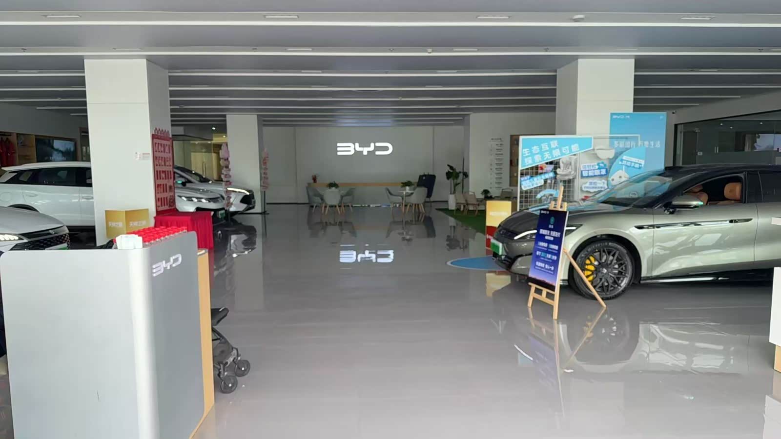 新车展示区