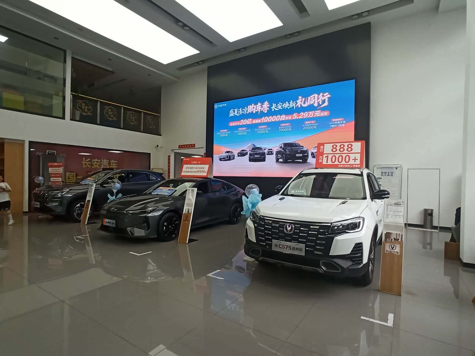 新车展示区