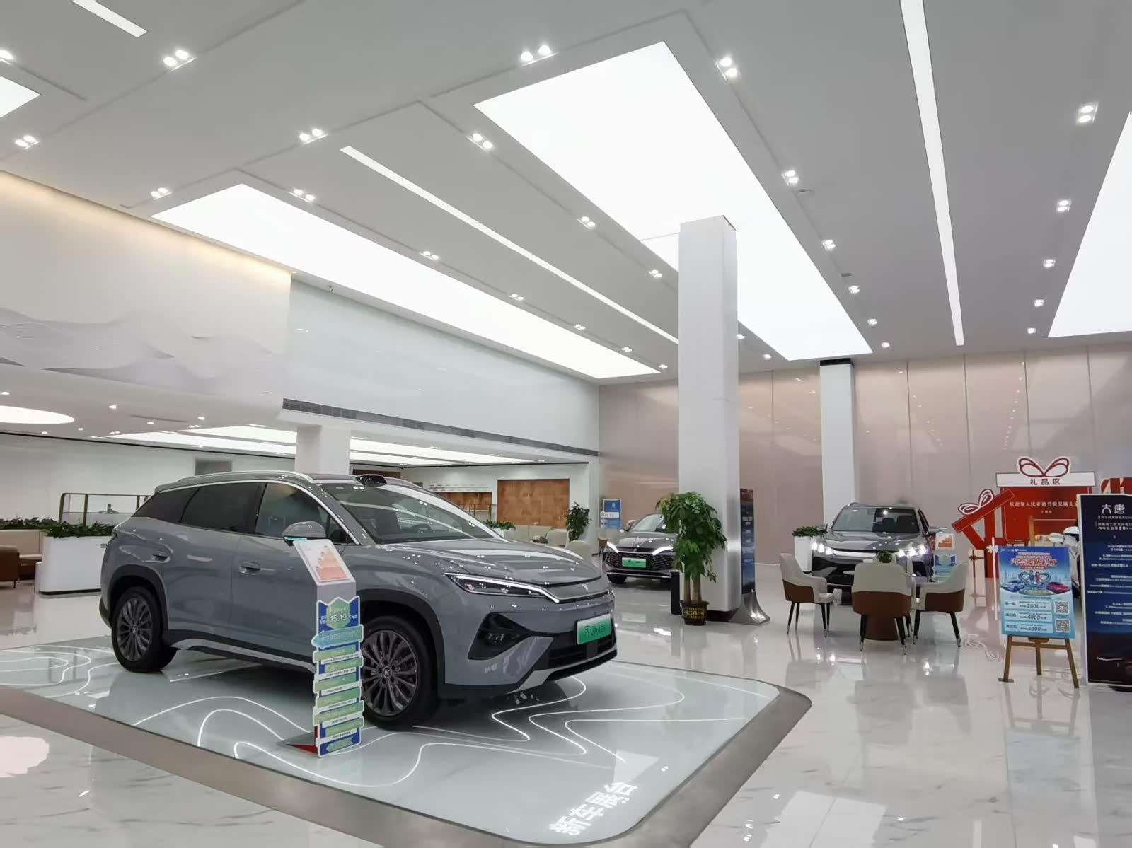 新车展示区
