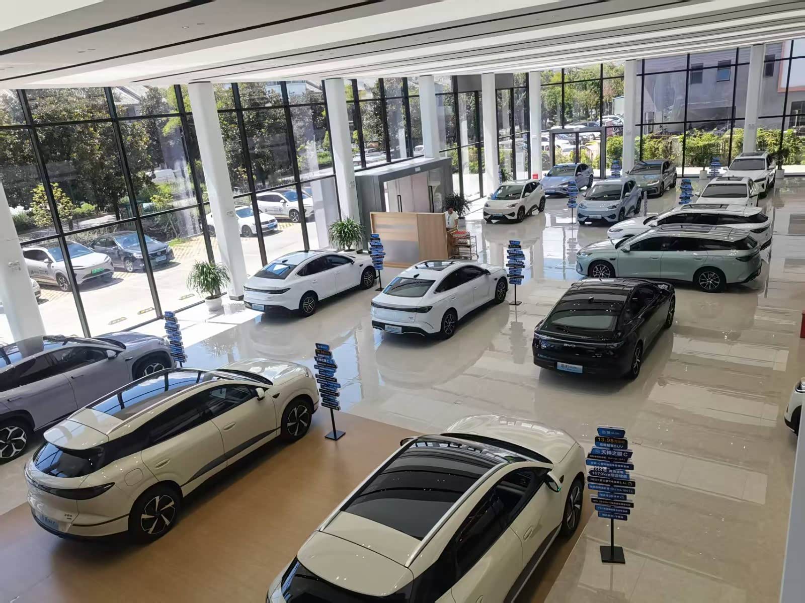 新车展示区
