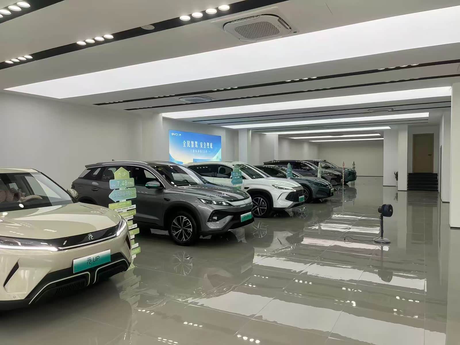 新车展示区