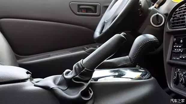 刹车失灵用手刹减速 很多车主都错了