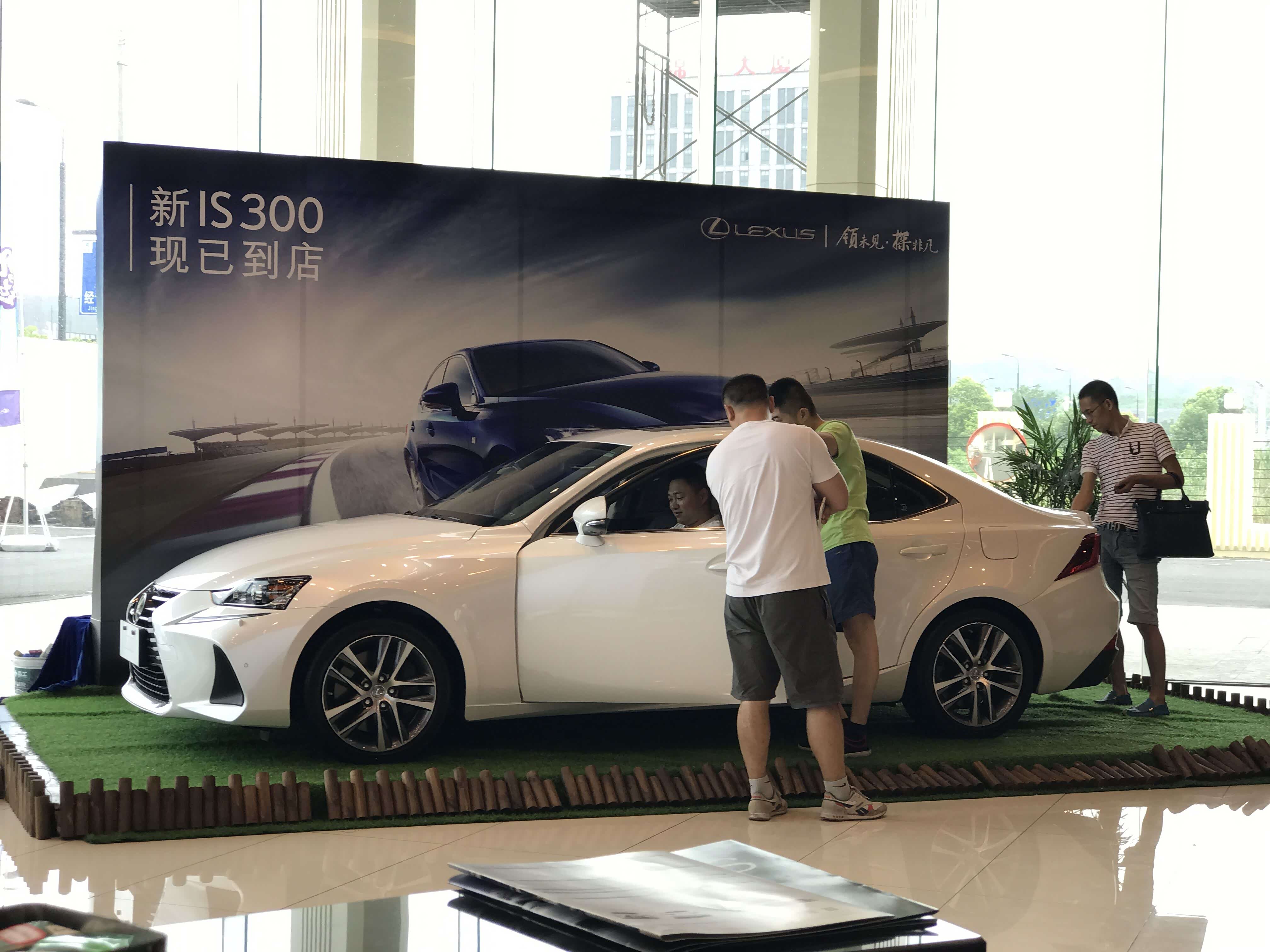 新车展示区