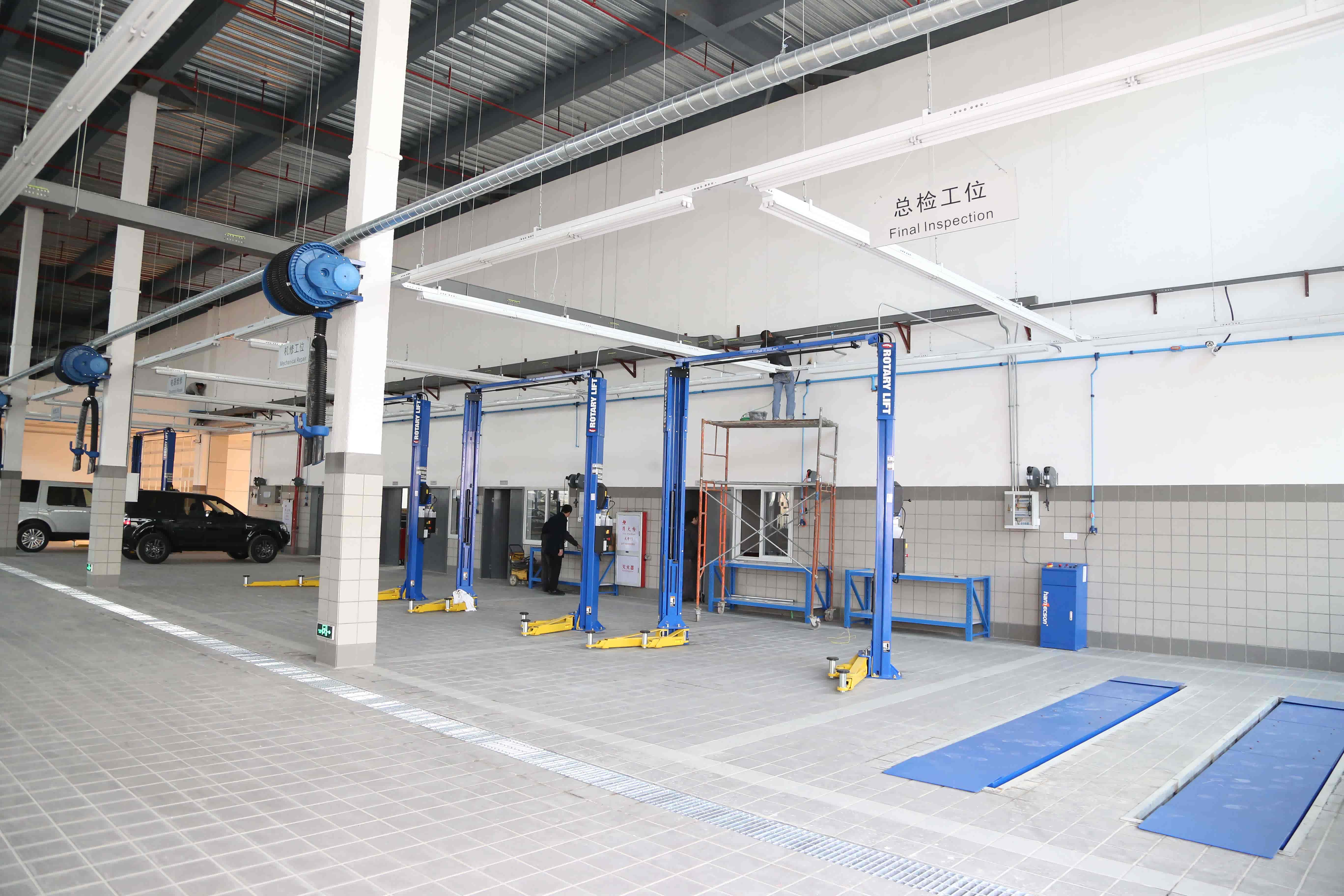 新成功英翔捷豹路虎4s中心 维修间