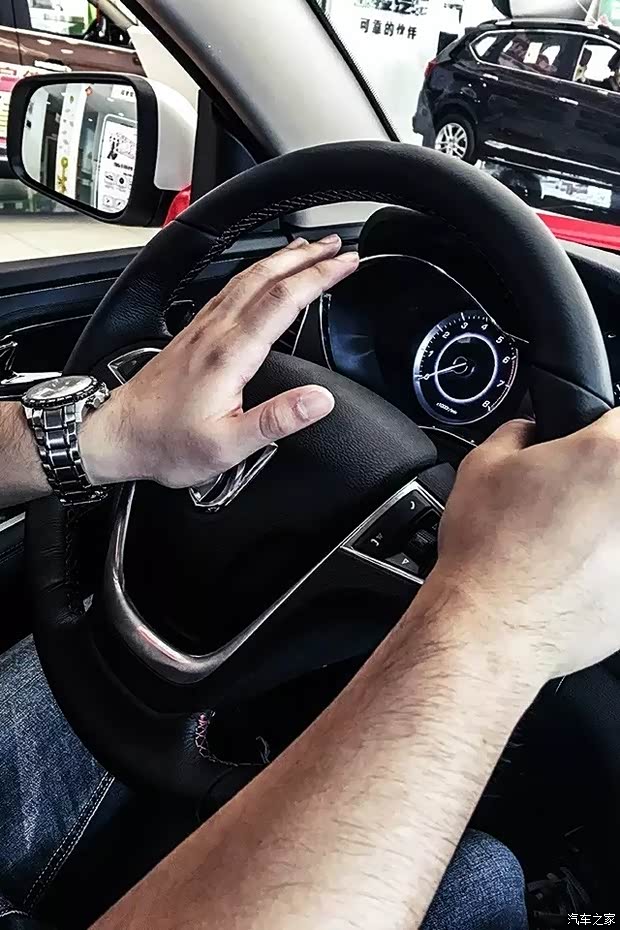 从开车姿势 看出你是怎样的司机!