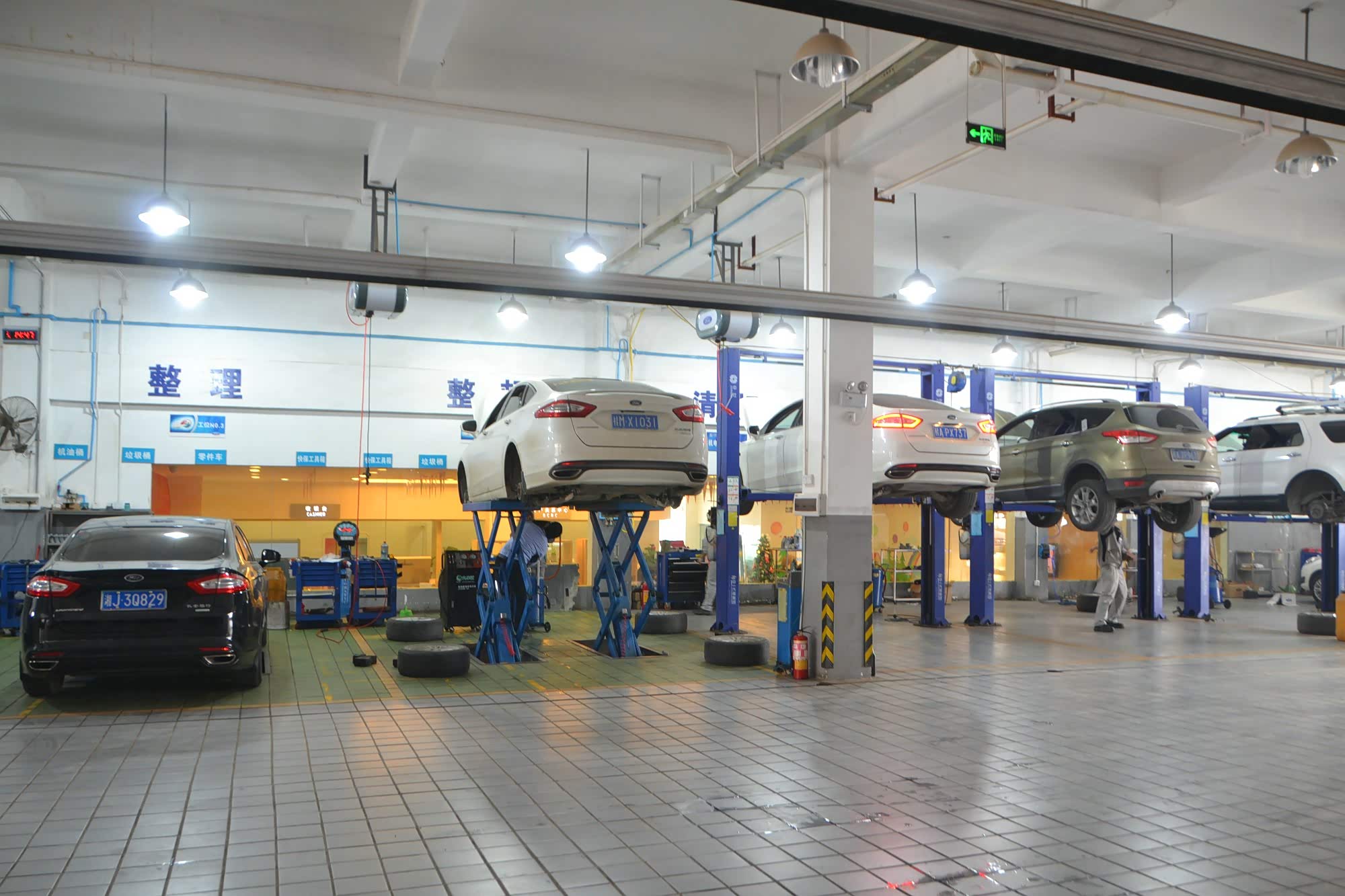 广汇广西弘嘉福特4s店 维修间